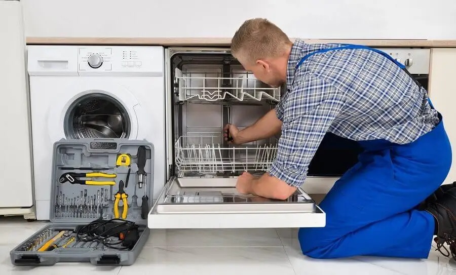 Pursaklar Hitachi servisi teknisyen ekibi beyaz eşya tamiri yaparken